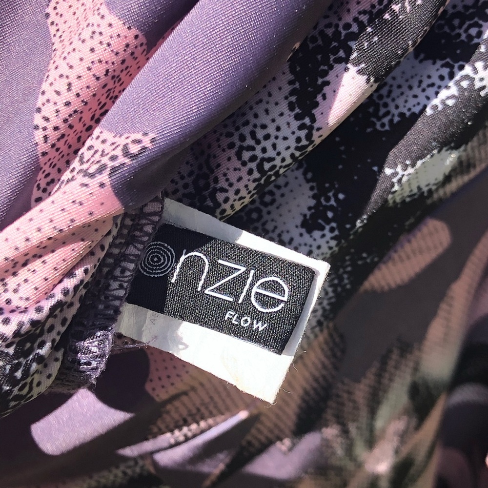 ONZIE | XL | FLOW Lavender Purple Pink Floral Yoga Capri Pants Leggings EUC 🌺